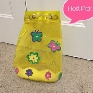 Girl’s yellow beach bag